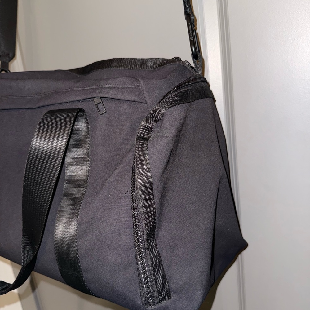lululemon athletica Black Command the Day Duffle Bag 37ml - Picture 3 of 12